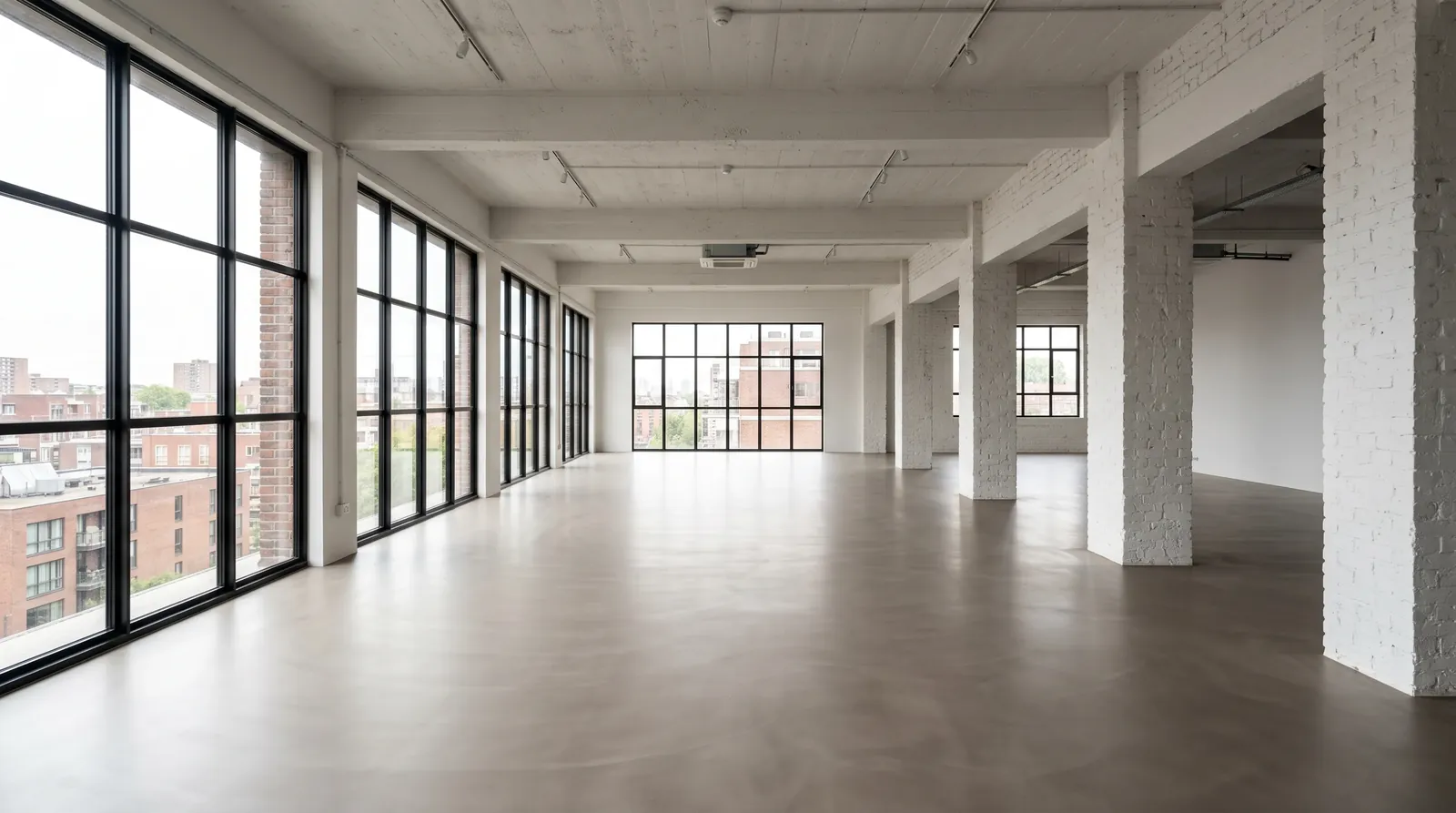 Amplio espacio tipo loft con piso de microcemento pulido continuo realizado por Parámetro en Cali